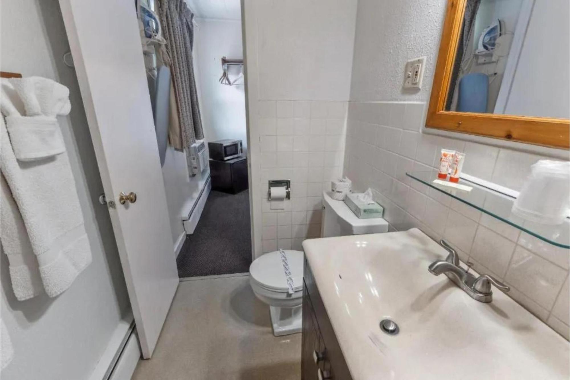 Buena Vista Inn Motel Delhi Dış mekan fotoğraf