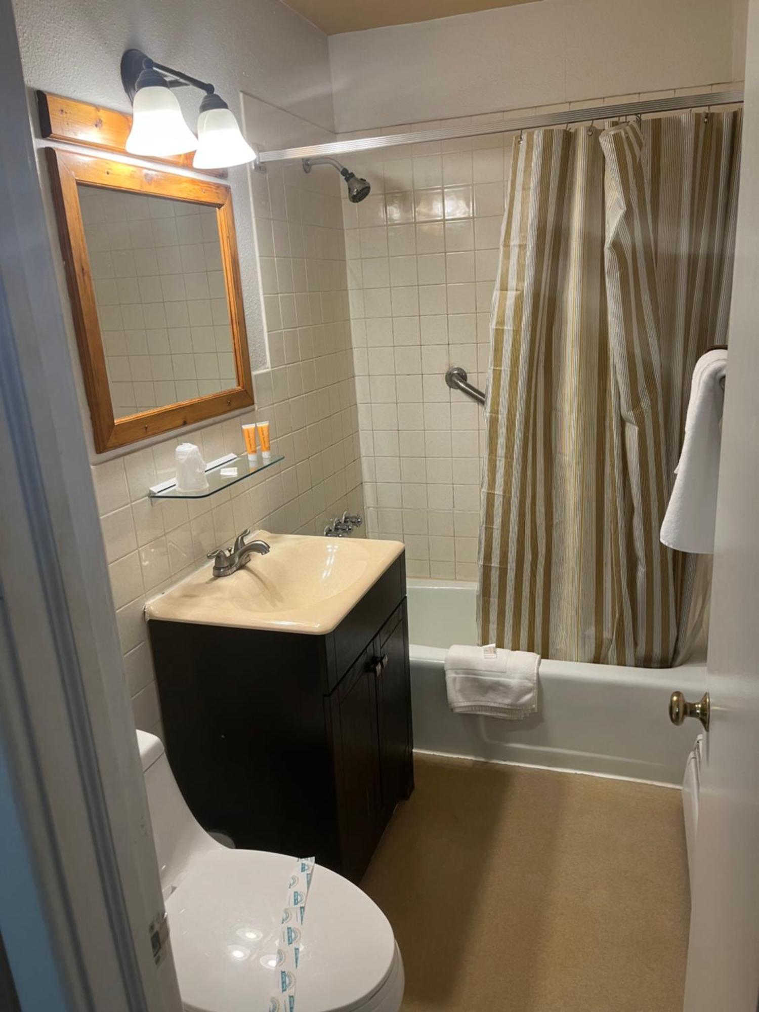 Buena Vista Inn Motel Delhi Dış mekan fotoğraf